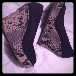 Wedge suede shoes black and snake print!
